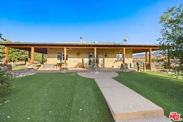 13750 Cuyama Highway, Cuyama CA: https://media.crmls.org/mediaz/aa63a3fc-87e2-47ce-b4d9-5750f78129e8.jpg