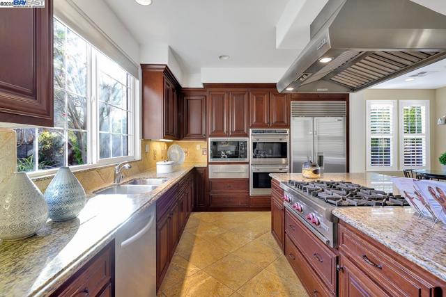1037 Sunset Creek Ln, Pleasanton CA: https://media.crmls.org/mediaz/aa64e283-41a7-4ca4-8d82-86454cc64ef1.jpg