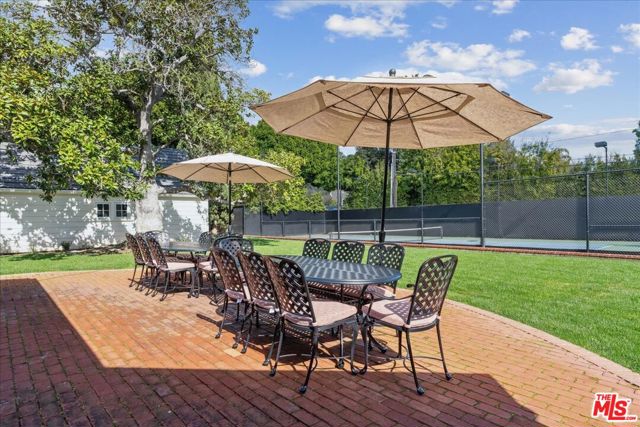 814 Foothill Road, Beverly Hills CA: https://media.crmls.org/mediaz/aa6518c1-1f42-4662-88e2-c24080fa74d4.jpg