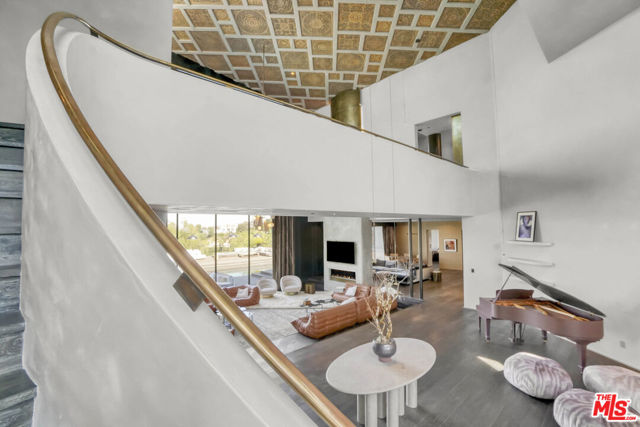 9152 Janice Place, Beverly Hills CA: https://media.crmls.org/mediaz/aa65b584-ed97-429a-8d30-1d7511395d0f.jpg