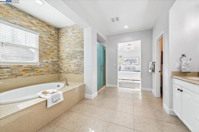 4875 Thorndike Ln, Dublin CA: https://media.crmls.org/mediaz/aa65c33b-2711-4521-b78f-886aa4e73955.jpg