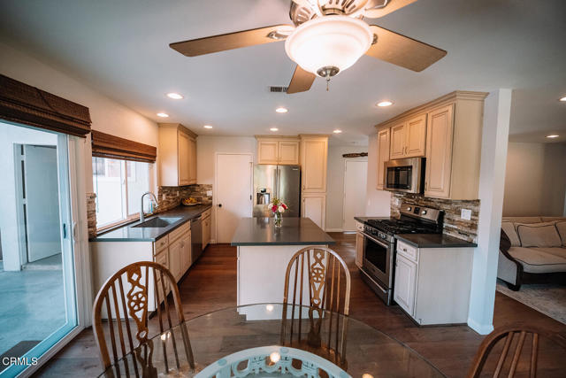 Detail Gallery Image 4 of 20 For 945 Albany Ave, Ventura,  CA 93004 - 2 Beds | 2 Baths