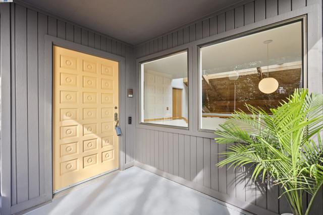 6425 Zinn Dr, Oakland CA: https://media.crmls.org/mediaz/aa66f316-311b-483c-abde-4a69dc7f8580.jpg