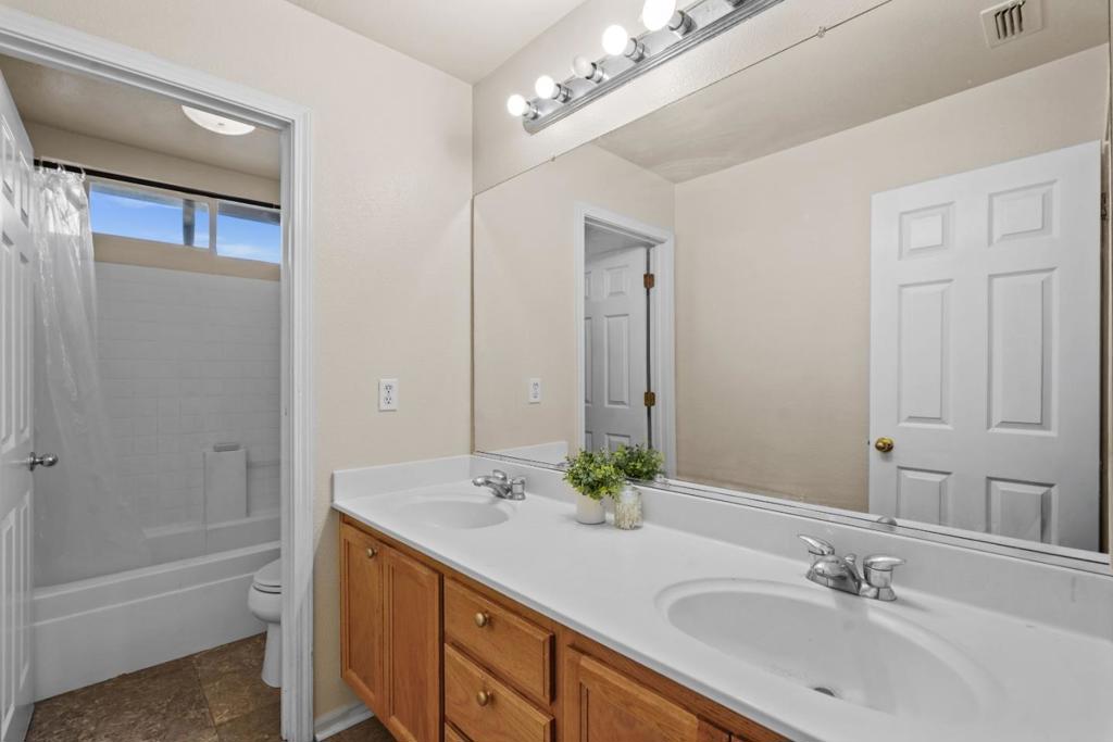 https://media.crmls.org/mediaz/aa675f0c-42f9-4622-b859-133b64ca378a.jpg?preset=X-Large