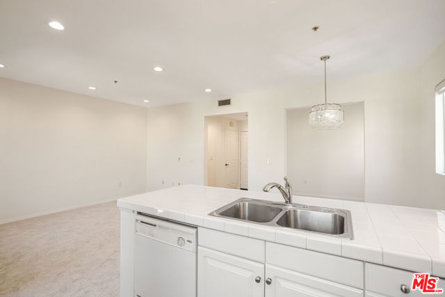 6020 Seabluff Drive, Playa Vista CA: https://media.crmls.org/mediaz/aa676600-be54-4361-8b78-798afae0fdc0.jpg