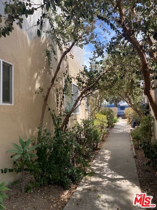 11758 Magnolia Boulevard photo 7