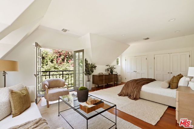 143 S Muirfield Road, Los Angeles CA: https://media.crmls.org/mediaz/aa67ec4b-3f00-46cf-b7c4-4fbd530586cb.jpg