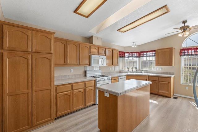 Detail Gallery Image 5 of 53 For 1401 El Norte Pkwy #42,  San Marcos,  CA 92069 - 3 Beds | 2 Baths