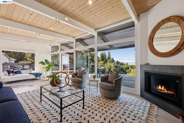 6801 ARMOUR DRIVE, Oakland CA: https://media.crmls.org/mediaz/aa69a865-bd2d-4715-a75c-b083932b4606.jpg