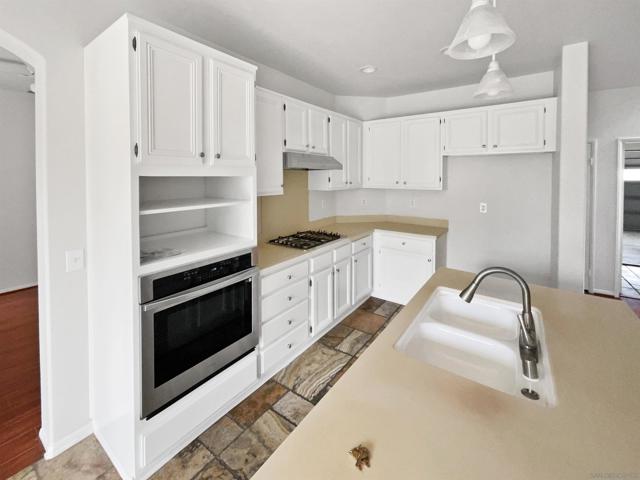 1393 Misty Ridge Pl, Chula Vista CA: https://media.crmls.org/mediaz/aa6a04ee-a3f6-46ae-9336-7548f98cf394.jpg
