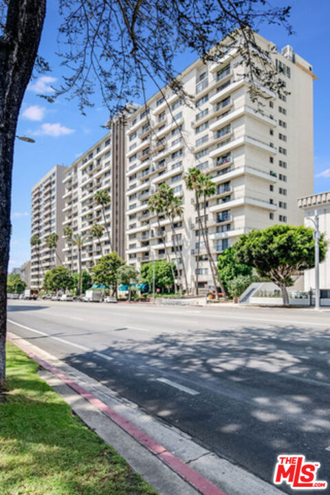 10535 Wilshire Boulevard, Los Angeles CA: https://media.crmls.org/mediaz/aa6a5bb9-a116-4dbe-9e45-79cd687b315b.jpg
