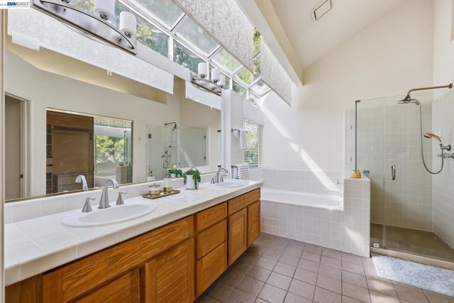 906 Vista Pointe Dr, San Ramon CA: https://media.crmls.org/mediaz/aa6a641c-2188-4148-9103-e619eff1dc67.jpg