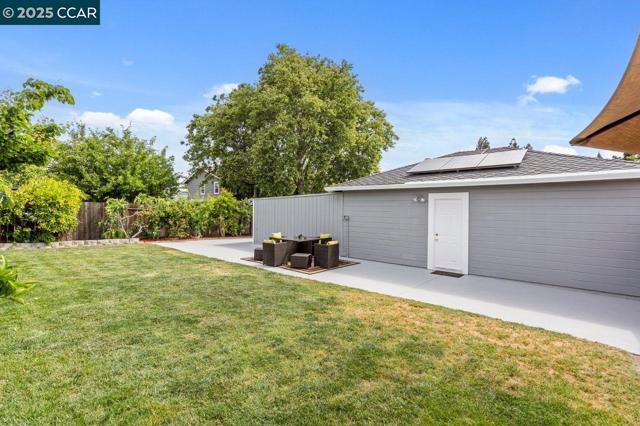 2401 Casa Way, Walnut Creek CA: https://media.crmls.org/mediaz/aa6ac6b2-ef43-47de-813e-ec283325aecb.jpg