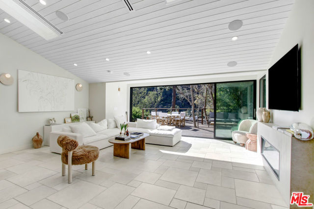 1845 Calgary Lane, Los Angeles CA: https://media.crmls.org/mediaz/aa6b7f3c-7c8a-4ef2-a126-6f941a2dd023.jpg