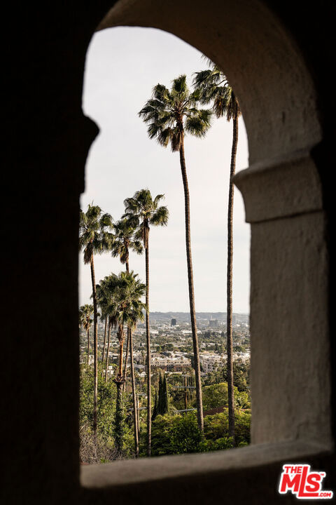 https://media.crmls.org/mediaz/aa6b86ec-b90a-4414-bf37-cb31d6da1a68.jpg?preset=X-Large