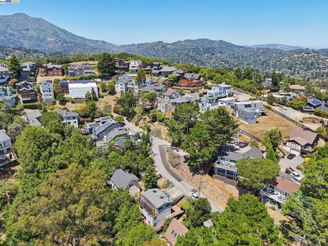 1218 Lattie Ln, Mill Valley CA: https://media.crmls.org/mediaz/aa6dc4c4-334c-4bca-94e6-bfd3f7a5ca93.jpg