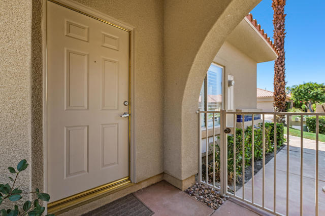 99 Kavenish Drive, Rancho Mirage CA: https://media.crmls.org/mediaz/aa6e1382-83a5-4670-b711-40f162ad5fdc.jpg