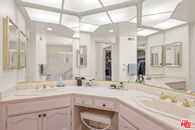 12119 Falcon Crest Way, Porter Ranch CA: https://media.crmls.org/mediaz/aa6e4e78-6b3a-40e6-a265-838b331bfb48.jpg