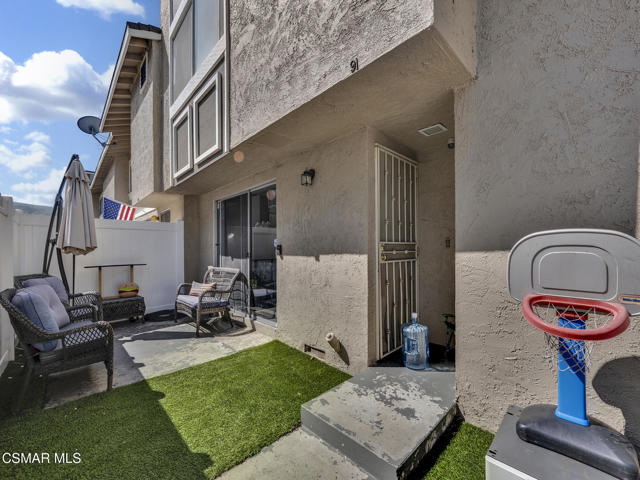 91 Cabrillo Court, Santa Paula CA: https://media.crmls.org/mediaz/aa6f0042-0f84-44ed-a7d9-96b778f2e4df.jpg