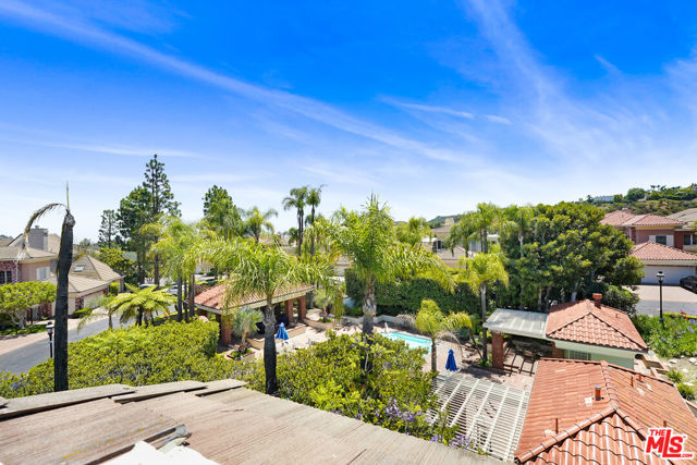 12320 Ridge Circle, Los Angeles CA: https://media.crmls.org/mediaz/aa6fbe83-404b-4e81-bb75-3f930a66fae3.jpg