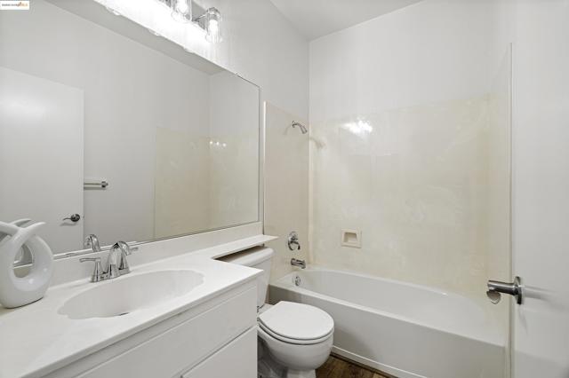 1040 Bismarck Terr, Brentwood CA: https://media.crmls.org/mediaz/aa6fd287-66e2-4970-9102-fc811c683f57.jpg