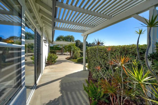 2785 Canyon Oak Pl, Escondido CA: https://media.crmls.org/mediaz/aa6fe156-3af9-4692-91ca-269c6867b6d2.jpg