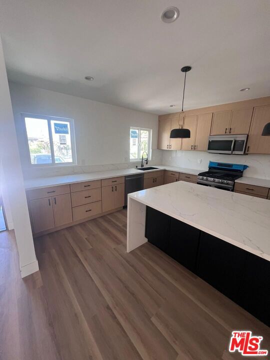 7669 Beeman Avenue, North Hollywood CA: https://media.crmls.org/mediaz/aa7017d3-740d-45b7-8946-95a13f442b0b.jpg