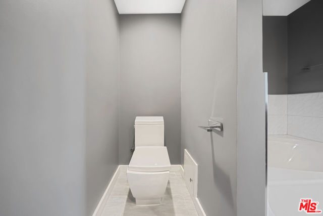 8871 Burton Way, Los Angeles CA: https://media.crmls.org/mediaz/aa716e7f-d75d-46ed-965c-5c282d14e750.jpg