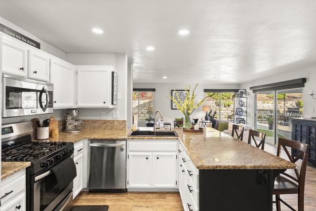Detail Gallery Image 13 of 46 For 2225 Baxter Canyon Dr, Vista,  CA 92081 - 3 Beds | 2/1 Baths