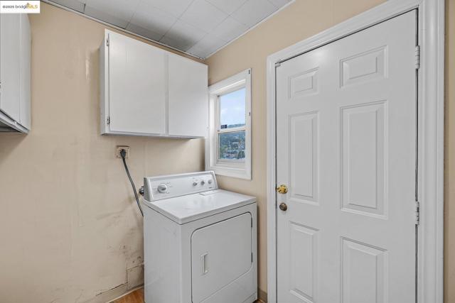6933 Simson Street, Oakland CA: https://media.crmls.org/mediaz/aa72d9b6-5431-4b6c-a1fd-095ef88171f9.jpg
