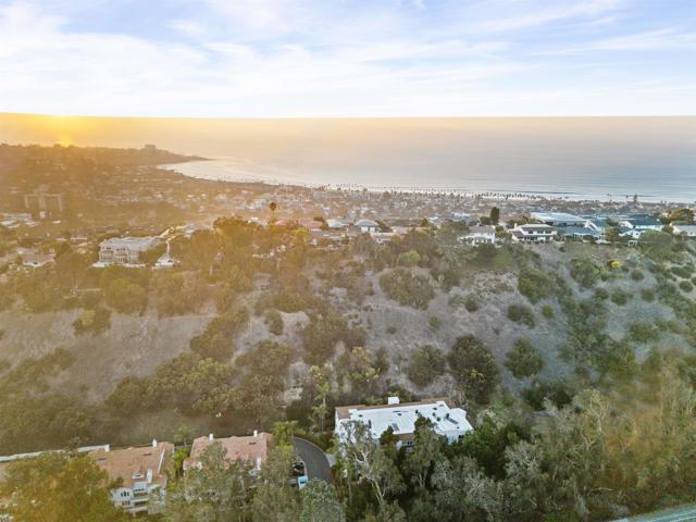 2894 Torrey Pines Rd, La Jolla CA: https://media.crmls.org/mediaz/aa732f1d-d7db-4925-90b4-16801dc4a8ab.jpg