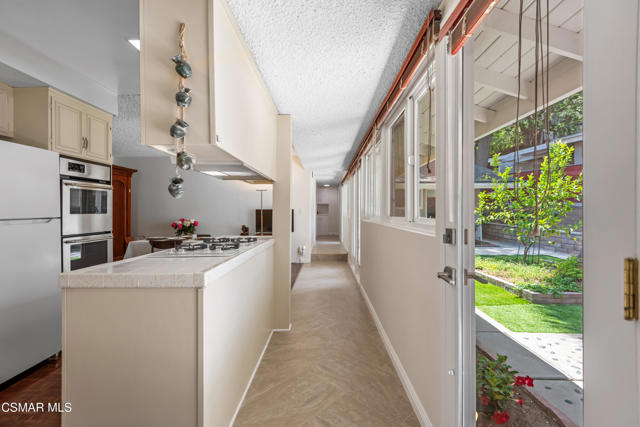 4230 Canoga Avenue, Woodland Hills CA: https://media.crmls.org/mediaz/aa738af3-55ec-439b-89cc-359eeb6e3b88.jpg