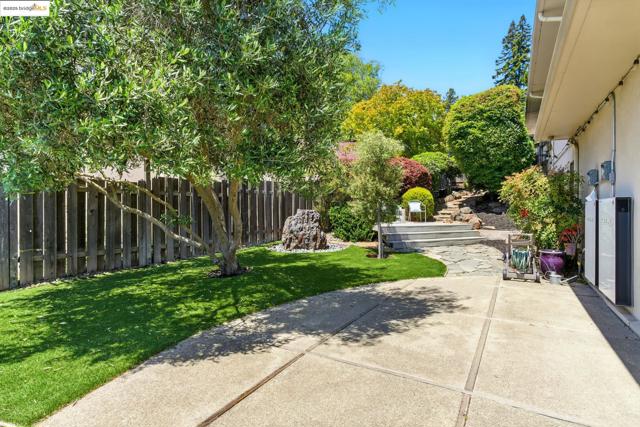 25 Holyrood Manor, Oakland CA: https://media.crmls.org/mediaz/aa74782c-2dd3-4655-9973-c96e4787e3fa.jpg