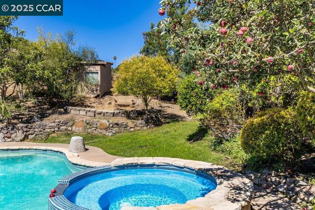 987 Morello Ave, Martinez CA: https://media.crmls.org/mediaz/aa75f4f3-0813-4d07-84d0-5444ee57ec4c.jpg