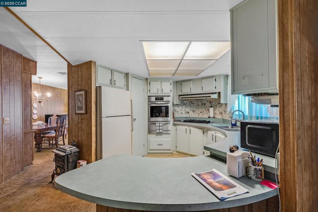 1474 Wakefield Dr, Hayward CA: https://media.crmls.org/mediaz/aa7603e2-912e-4634-bffa-b46ab2d4a0e5.jpg