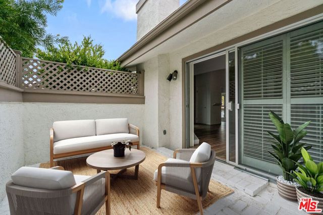 17114 Palisades Circle, Pacific Palisades CA: https://media.crmls.org/mediaz/aa763b42-b506-4a97-83c5-0ec2e27ec532.jpg