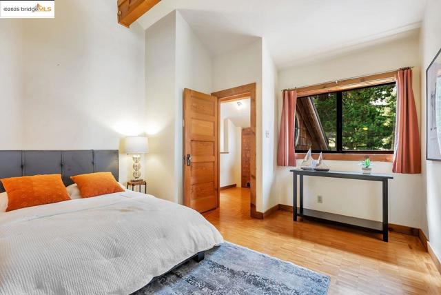 5950 Grizzly Peak Blvd, Oakland CA: https://media.crmls.org/mediaz/aa771dff-18b3-437b-926d-f4de118482c6.jpg