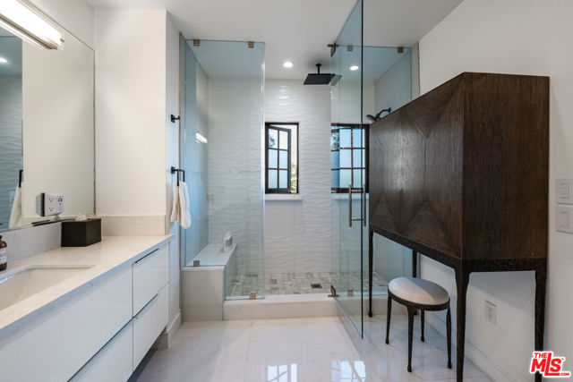 6801 Iris Circle, Los Angeles CA: https://media.crmls.org/mediaz/aa7739d8-bcdd-49c8-9469-58d01b0c5026.jpg