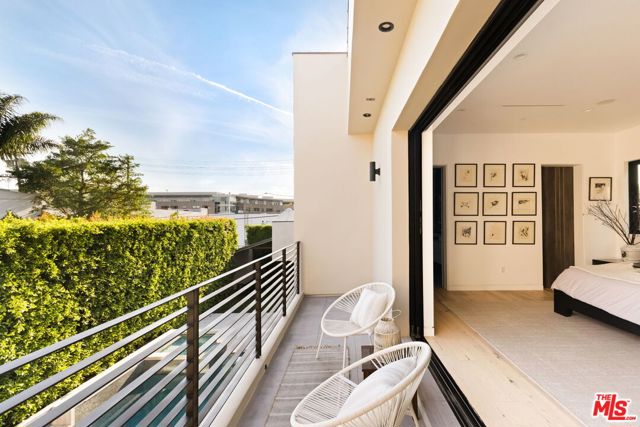 425 N Alfred Street, Los Angeles CA: https://media.crmls.org/mediaz/aa7747c1-95b2-43f9-9883-81f24b0562d9.jpg