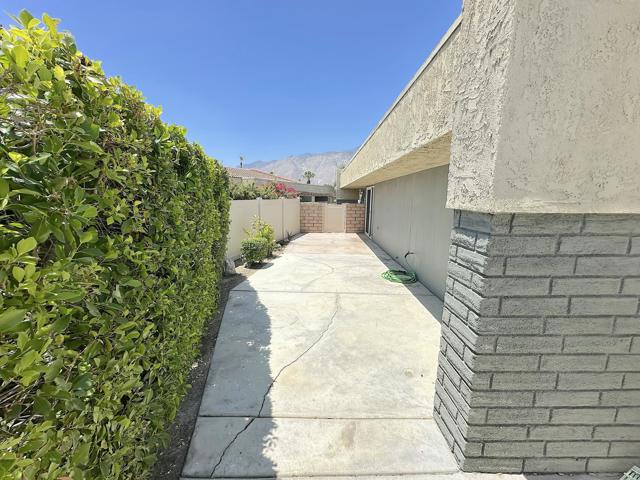 1262 Sunflower N Circle, Palm Springs CA: https://media.crmls.org/mediaz/aa77b372-b4c2-466e-984e-e09d8b475c41.jpg