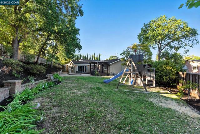 15 Ardmore Ct, Pleasant Hill CA: https://media.crmls.org/mediaz/aa77ecf8-2cde-4cc8-803e-9f8c85c5ad61.jpg
