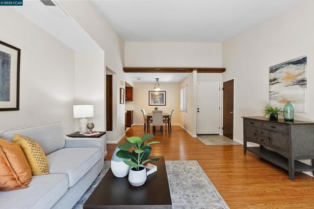 1383 Hull Ln, Martinez CA: https://media.crmls.org/mediaz/aa781907-1960-446d-98e8-eb55fc30fb36.jpg