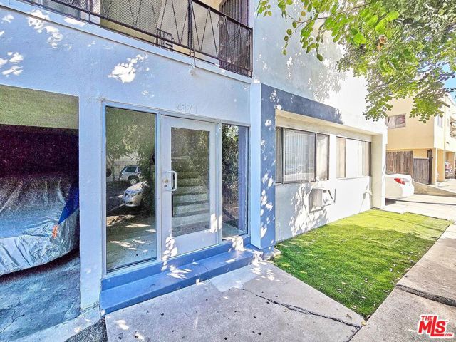 4171 W 4th Street, Los Angeles CA: https://media.crmls.org/mediaz/aa78b041-e646-43b3-98b7-99d1b9b03a5f.jpg