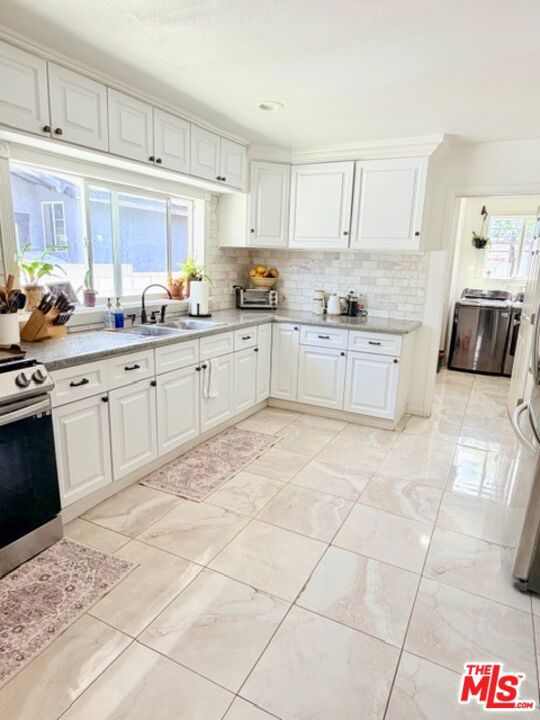 2940 Live Oak Street, Huntington Park CA: https://media.crmls.org/mediaz/aa78be4c-efd7-4452-9b3d-657ac373bf96.jpg