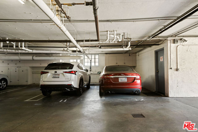 4829 Whitsett Avenue, Valley Village CA: https://media.crmls.org/mediaz/aa7908dd-a4f3-4aa9-bd90-2ee74aa70e5c.jpg