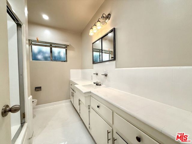 925 S Holt Avenue, Los Angeles CA: https://media.crmls.org/mediaz/aa794c6b-a542-4f00-82f0-6ab563fc5a59.jpg
