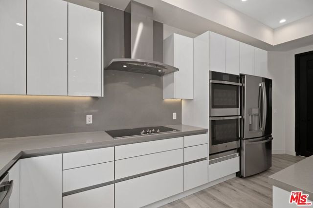 816 N Orange Drive, Los Angeles CA: https://media.crmls.org/mediaz/aa799a51-71a3-4e8b-a6a0-15c8983dbc76.jpg