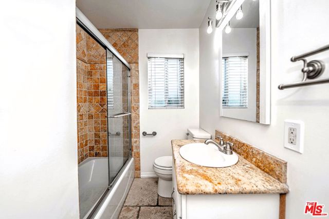 5353 Don Pio Drive, Woodland Hills CA: https://media.crmls.org/mediaz/aa79cae6-3eaa-48ad-897b-5b6df1fb2c34.jpg