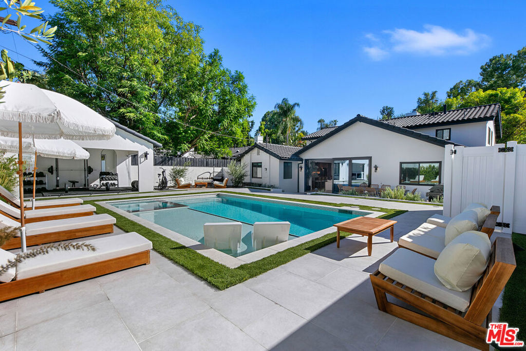 22269 Avenue San Luis