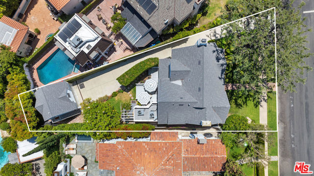 10736 Le Conte Avenue, Los Angeles CA: https://media.crmls.org/mediaz/aa7a6811-bf4a-4d4d-8e22-282226af51bd.jpg
